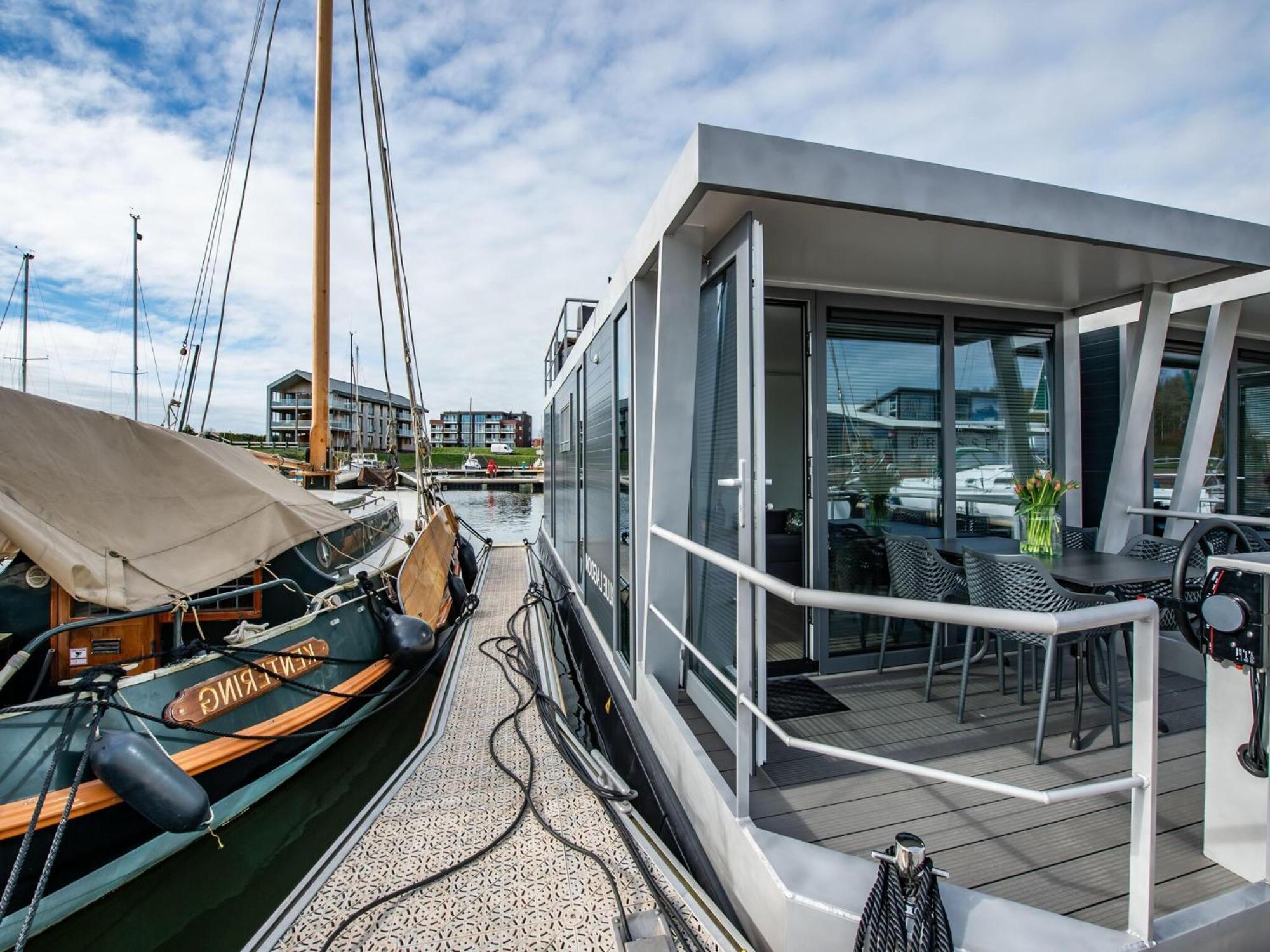 Waterlodge Blue Lagoon On A Jetty For 4 People Kamperland Exterior photo