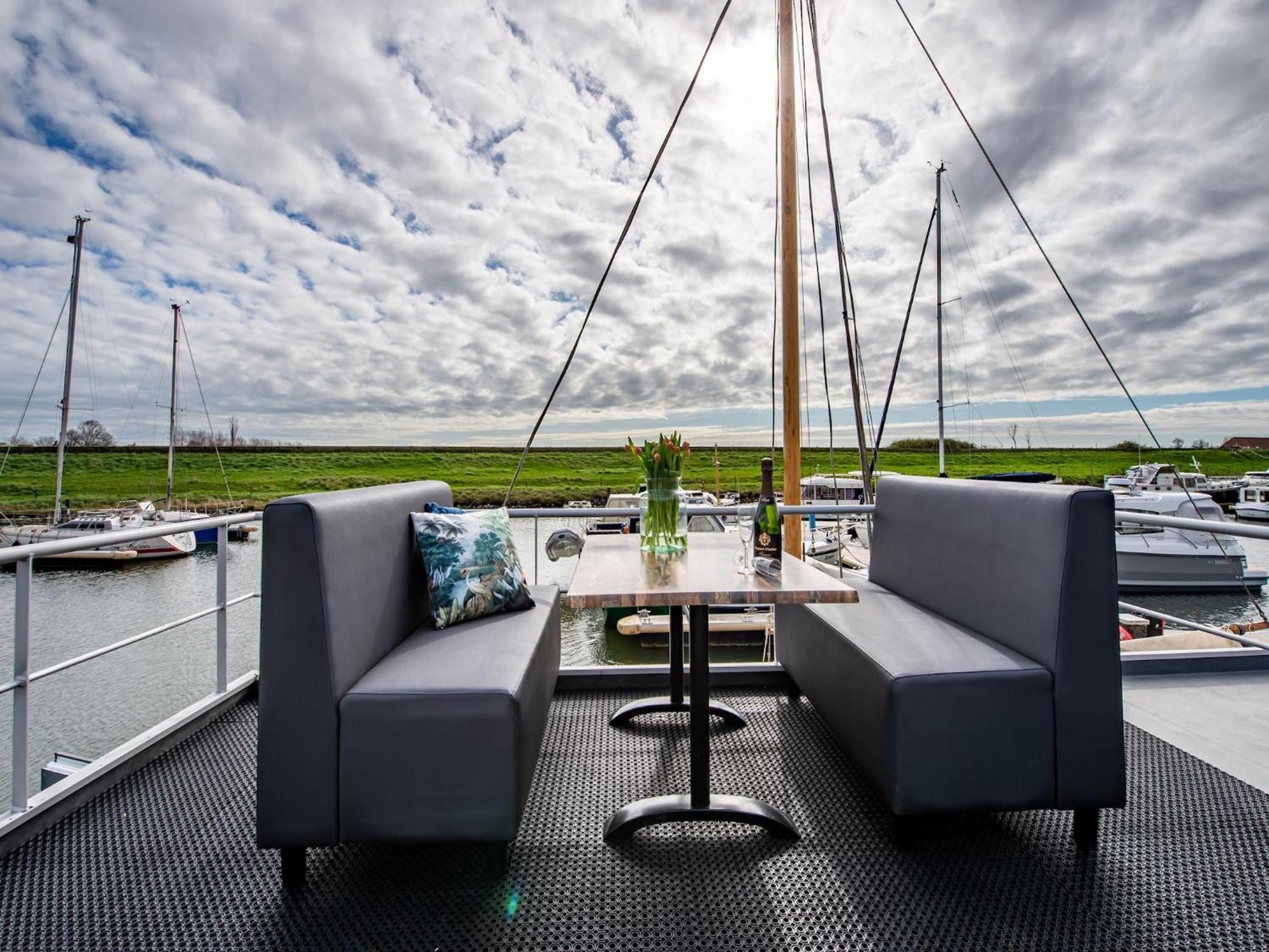 Waterlodge Blue Lagoon On A Jetty For 4 People Kamperland Exterior photo