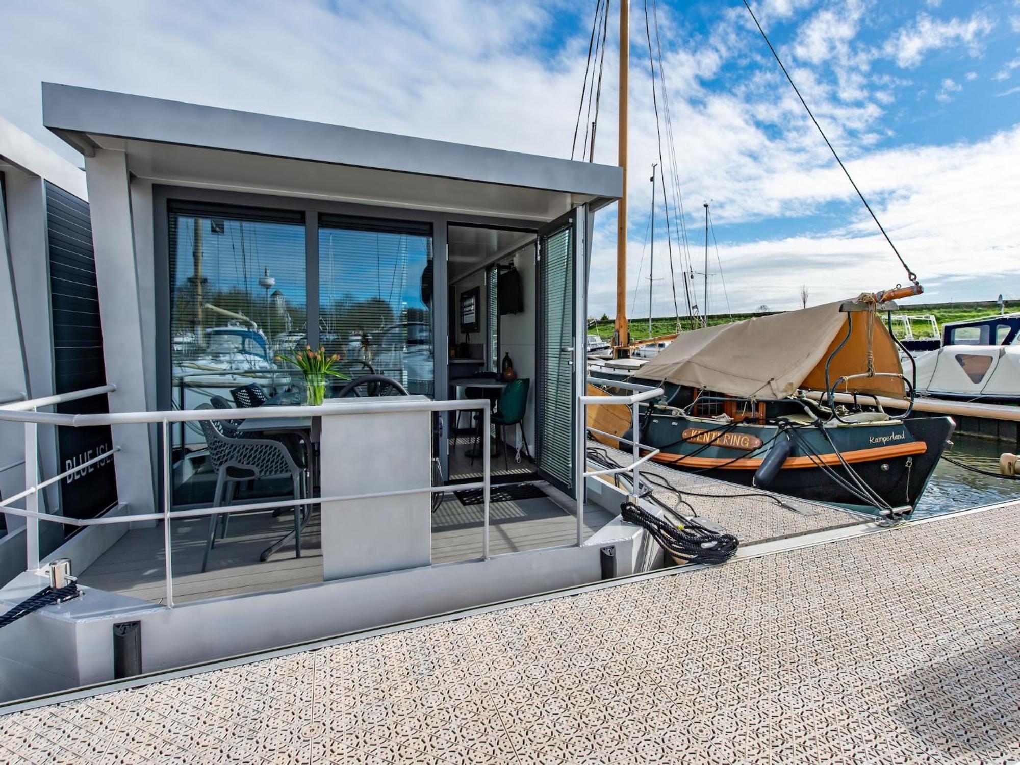 Waterlodge Blue Lagoon On A Jetty For 4 People Kamperland Exterior photo